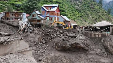 Hindistan&rsquo;da Doğal Afet Alarmı: K&ouml;pr&uuml; Yıkıldı, Ara&ccedil;lar Devrildi