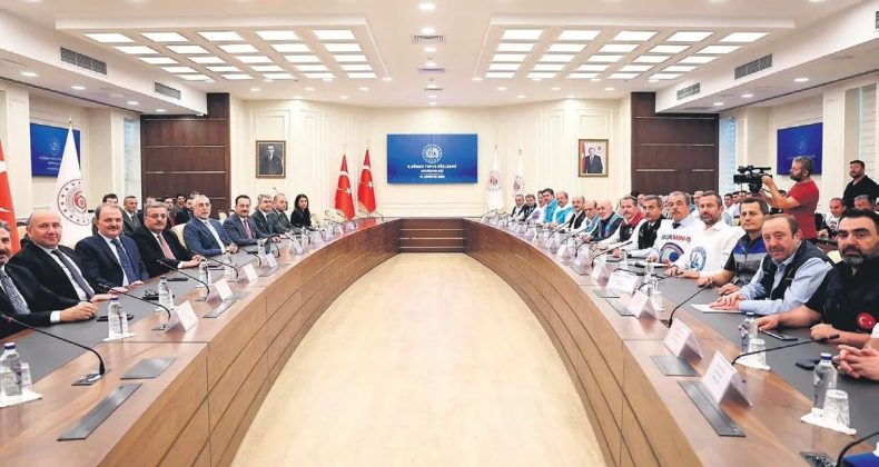 Hükümet Memur ve Memur Emeklilerine Yüzde 11+7 Zam Teklifinde Bulundu