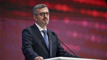 İletişim Başkanı Burhanettin Duran&rsquo;dan &Ouml;zg&uuml;r &Ouml;zel&rsquo;e tepki: Negatif siyasetin dibi
