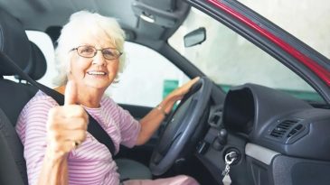 İngiltere'de 70 Yaş &Uuml;st&uuml; Ehliyet D&uuml;zenlemesi