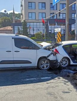Işıkta Bekleyen Araca Çarpma Sonucu 1 Ölü, 5 Yaralı
