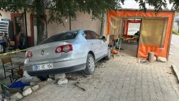 Isparta'da otomobil, kahvehaneye girdi: 1 ölü, 2 yaralı