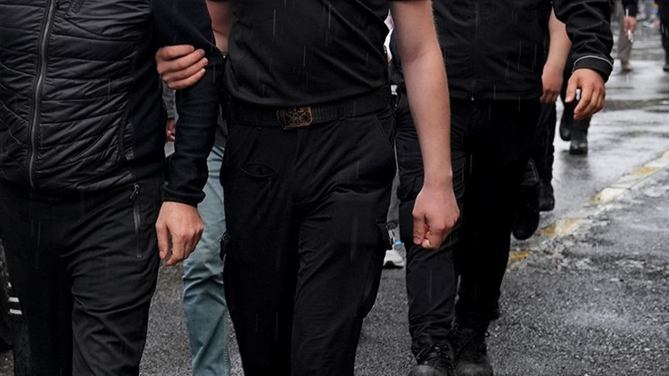 İstanbul merkezli operasyonda yakalanan 15 zanlı adliyeye sevk edildi