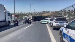 İstanbul TEM Otoyolu'nda Kamyon Devrildi! Uzun Araç Kuyrukları Oluştu