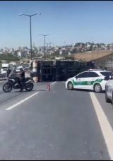 İstanbul TEM Otoyolu'nda Kamyon Devrildi! Uzun Ara&ccedil; Kuyruğu Oluştu
