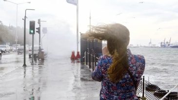 İstanbul'da Fırtına ve Sel Alarmı: R&uuml;zg&acirc;r Hızı 75 Km/Saate Ulaşacak