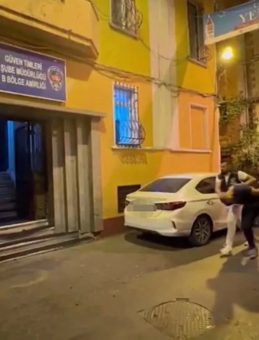 İstanbul'da Kaldırımda Bekleyen Kişiye Saldırı: Darp ve Gasp Olayı