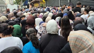 İstanbul'da Mağaza A&ccedil;ılışında İzdiham: Vatandaşlar Tepkili