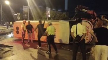 İstanbul'da otomobil ve minib&uuml;s &ccedil;arpıştı: 10 kişiyi yaraladı