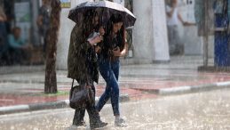 İstanbul'da Şemsiyesiz Dışarı Çıkmayın! Rüzgar ve Sağanak Devam Edecek mi? Orhan Şen Canlı Yayında Açıkladı