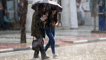 İstanbul'da Şemsiyesiz Dışarı &Ccedil;ıkmayın! R&uuml;zgar ve Sağanak Devam Edecek mi? Orhan Şen Canlı Yayında A&ccedil;ıkladı