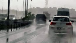 İstanbullular Sağanak Yağışla Serinleme Şansı Buldu