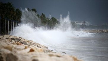 İstanbul&rsquo;da Fırtına Uyarısı! &Uuml;&ccedil; İl&ccedil;ede Deniz Girişi Yasakladı