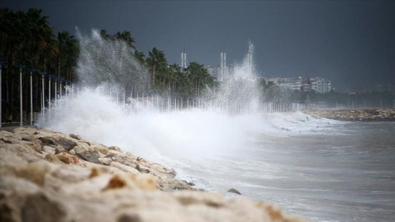 İstanbul’da Fırtına Uyarısı! Üç İlçede Deniz Girişi Yasakladı
