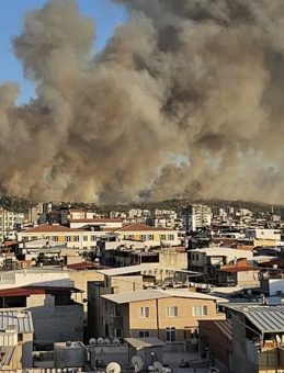 İzmir Buca'da Orman Yangını Kontrol Altına Alınmaya Çalışılıyor!