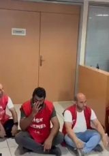 İzmir Karşıyaka Belediyesi İş&ccedil;ileri Maaş Alamadıkları İ&ccedil;in Eylem Ger&ccedil;ekleştirdi