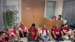 İzmir Karşıyaka Belediyesi İş&ccedil;ileri Maaş Alamadıkları İ&ccedil;in Eylem Ger&ccedil;ekleştirdi