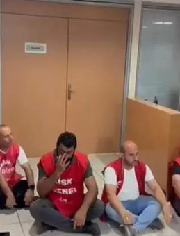 İzmir Karşıyaka Belediyesi İşçileri Maaş Alamadıkları İçin Eylem Gerçekleştirdi