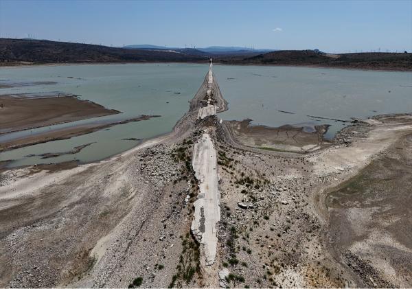 İzmir'de Baraj Seviye Düşüşü Eski İzmir-Çeşme Yolu'nu Gün Yüzüne Çıkardı