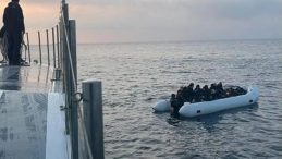 İzmir'de bir facianın eşiğinden d&ouml;n&uuml;ld&uuml;! Batmakta olan bottaki 36 g&ouml;&ccedil;men kurtarıldı