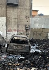 İzmir'de &Ccedil;&ouml;pten Kaynaklanan Yangın 6 Aracın Kullanılmaz Hale Gelmesine Neden Oldu