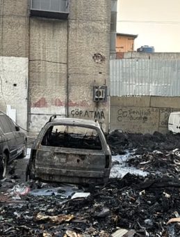 İzmir'de Çöpten Kaynaklanan Yangın 6 Aracın Kullanılmaz Hale Gelmesine Neden Oldu