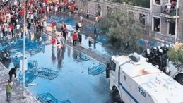 İzmir'de Gergin Anlar, TOMA M&uuml;dahale Etti