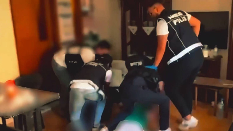 İzmir'de Narkotik Operasyonu: Yüklü Miktarda Uyuşturucu ve Kimyasal Ele Geçirildi