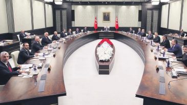 Kabine Ahlat&rsquo;ta Toplanıyor