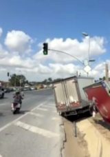 Kamyonet S&uuml;r&uuml;c&uuml;s&uuml; Reklam Panolarına ve Trafik Işıklarına &Ccedil;arptı
