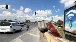 Kamyonet S&uuml;r&uuml;c&uuml;s&uuml; Reklam Panolarına ve Trafik Işıklarına &Ccedil;arptı