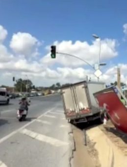 Kamyonet Sürücüsü Reklam Panolarına ve Trafik Işıklarına Çarptı