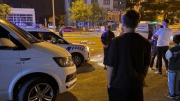 Kamyonetin çarpıp otomobilin ezdiği kadın hayatını kaybetti