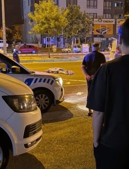 Kamyonetin çarpıp otomobilin ezdiği kadın hayatını kaybetti