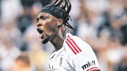 Kartal kanadını açtı