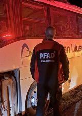 Kayseri'de Korkun&ccedil; Kaza: Otob&uuml;s Ref&uuml;jdeki Ağa&ccedil;lara &Ccedil;arptı! 1 Hayatını Kaybetti, 13 Yaralı
