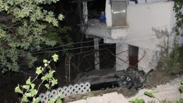 Kayseri'de Korkunç Kaza! Otomobil Bahçeye Uçtu
