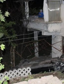 Kayseri'de Korkunç Kaza! Otomobil Bahçeye Uçtu