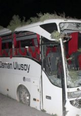 Kayseri&rsquo;de Yolcu Otob&uuml;s&uuml; Orta Ref&uuml;jdeki Ağa&ccedil;lara &Ccedil;arptı; 1 &Ouml;l&uuml;, 13 Yaralı