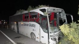 Kayseri&rsquo;de Yolcu Otob&uuml;s&uuml; Orta Ref&uuml;jdeki Ağa&ccedil;lara &Ccedil;arptı; 1 &Ouml;l&uuml;, 13 Yaralı