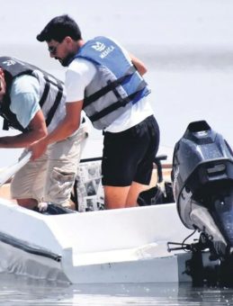 Kendi teknesiyle Van Gölü’nde çöp topluyor