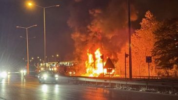 Kimyasal Madde Y&uuml;kl&uuml; Tır 8 Kilometre Boyunca Alev Alev Yandı