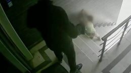 Kızını Tekmeleyerek Merdivenlerden Yuvarlayan Baba Tahliye Edildi