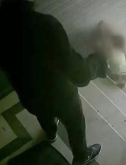 Kızını Tekmeleyerek Merdivenlerden Yuvarlayan Baba Tahliye Edildi