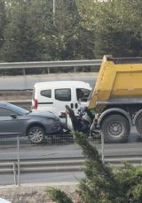 Kocaeli'de Motosiklet S&uuml;r&uuml;c&uuml;s&uuml;, Kamyon ile Otomobil Arasına Sıkıştı