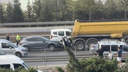 Kocaeli'de Motosiklet Sürücüsü, Kamyon ile Otomobil Arasına Sıkıştı