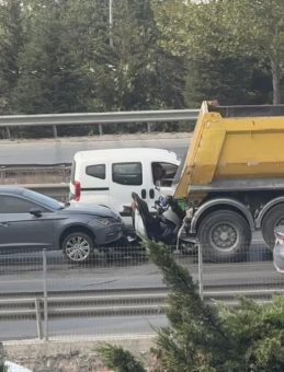 Kocaeli'de Motosiklet Sürücüsü, Kamyon ile Otomobil Arasına Sıkıştı