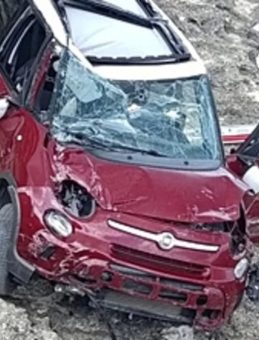 Kocaeli’de Sürücü El Frenini Çekmeyi Unuttu: Otomobil Kayalardan Uçtu!