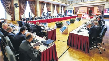 Komisyon Tarihi Bir Adım, İlk D&uuml;ğme Doğru İliklendi