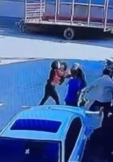 Konya&rsquo;da Kadınlar Arasında B&uuml;y&uuml;yen Kavga: O Anlar G&uuml;venlik Kamerasında!